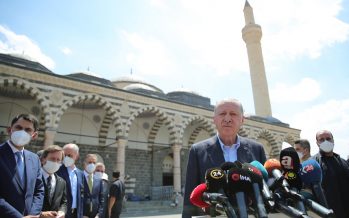 Cumhurbaşkanı Erdoğan, Cuma namazını Diyarbakır Kurşunlu Camii’nde kıldı